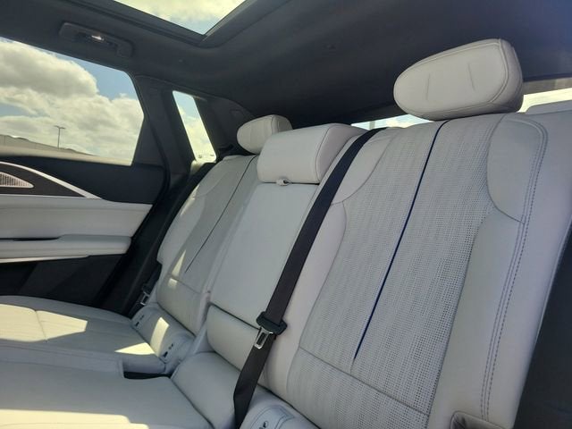 2025 Cadillac LYRIQ Luxury 2