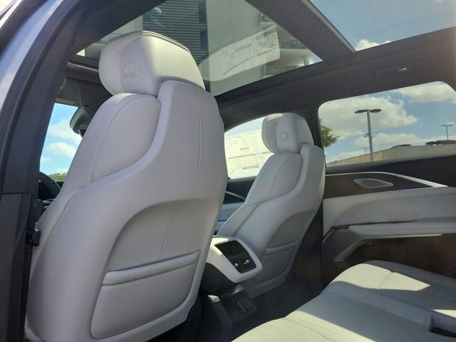 2025 Cadillac LYRIQ Luxury 2