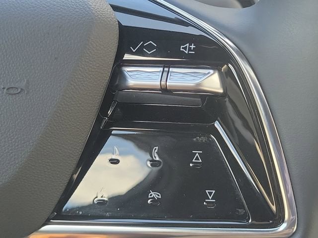 2025 Cadillac LYRIQ Luxury 2