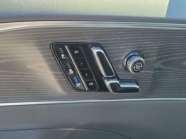 2025 Cadillac LYRIQ Luxury 3